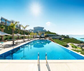 Free A luxurious seaside resort in Bodrum, Turkey, featuring a stunning infinity pool under sunny skies. Stock Photo